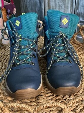 Columbia Men’s Navy and Teal Hiking Boots with Brown Sole.